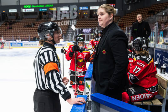Domare Anna Hammar och Luleås tränare Melinda Olsson