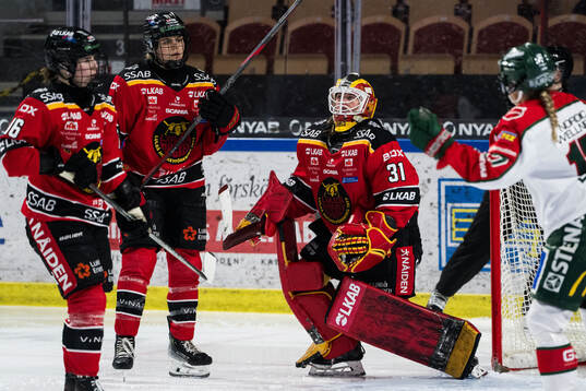 Luleås Erica Rieder och målvakt Frida Axell deppar