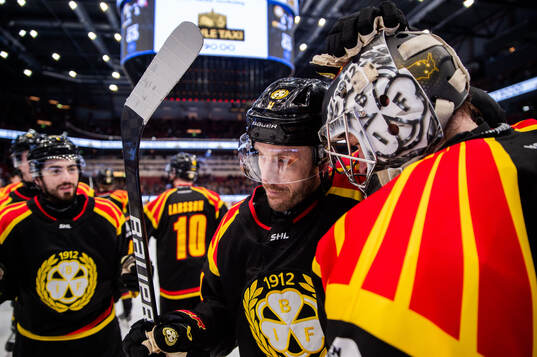 Brynäs Jordan Schroeder och målvakt Ludvig Persson jublar