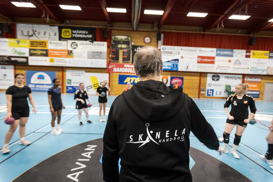Ungdomar deltar i en handbollsträning med Skånela