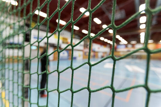 Ungdomar deltar i en handbollsträning med Skånela