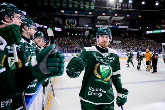 Färjestads August Tornberg jublar