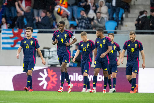 Players of Sweden look dejected