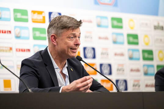 Head coach Jon Dahl Tomasson of Sweden