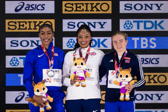 Amber Anning of Great Britain, Alexis Holmes of USA and