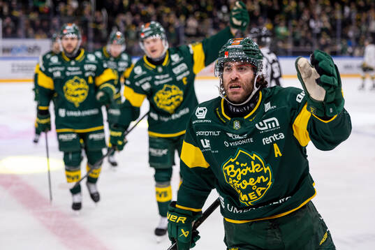 Björklövens Mathew Maione jublar