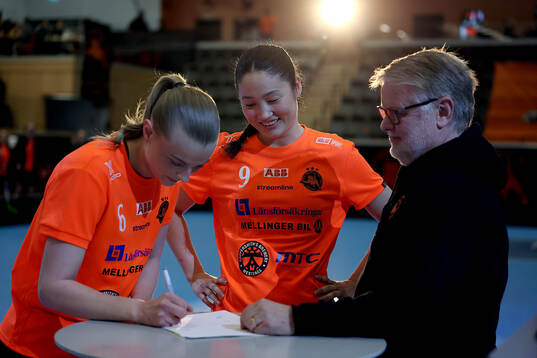 Rönbys Elin Lindberg och Saga Emtell skriver nytt avtal