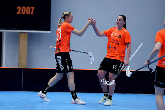 Rönbys Linnea Hammar och Wilma Johansson jublar