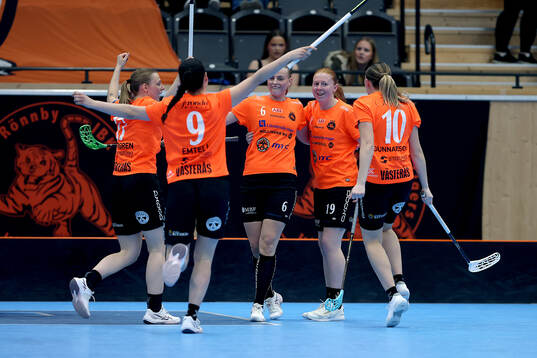 Rönbys Elin Lindberg och Agnes Sälgström jublar