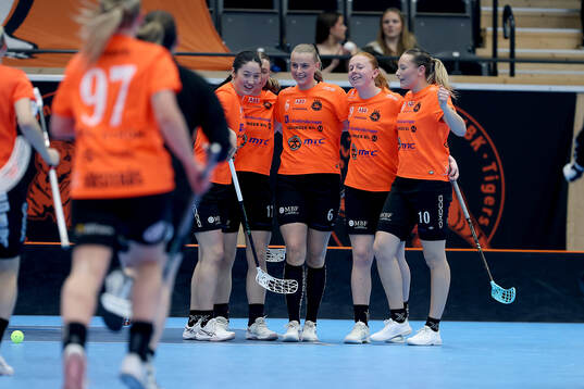 Rönbys Elin Lindberg och Agnes Sälgström jublar