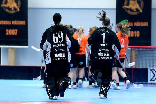 Rönbys målvaktter Louranna Jacobsson Emma Frisk jublar