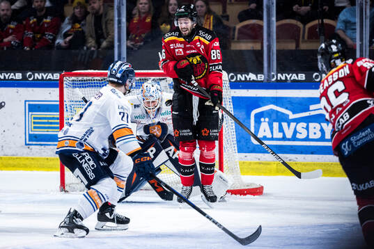 Luleås Mathias Bromé och Växjös målvakt Adam Åhman
