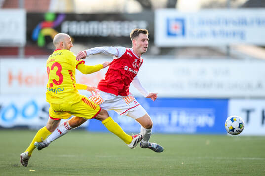 Kalmars Robert Gojani och Sandvikens IFs Filip Olsson