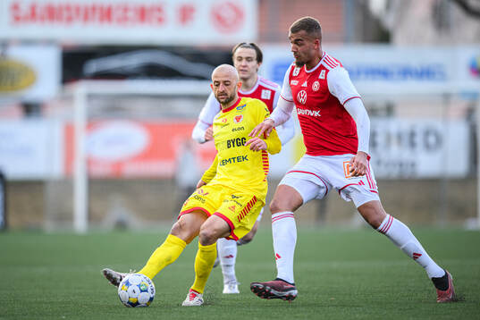 Kalmars Robert Gojani och Sandvikens IFs Kim Käck Ofordu