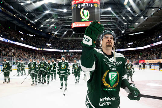 Färjestads David Tomasek jublar