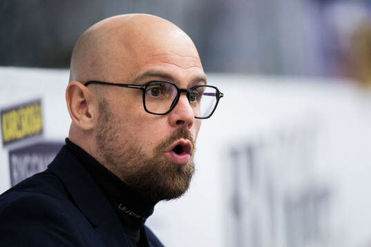 Karlskogas tränare Dennis Hall