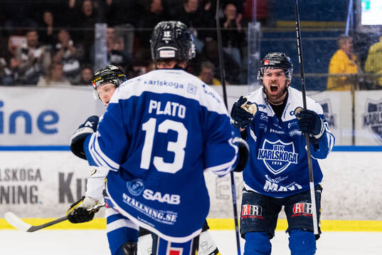 Karlskogas Kalle Jellvert jublar med Hampus Plato