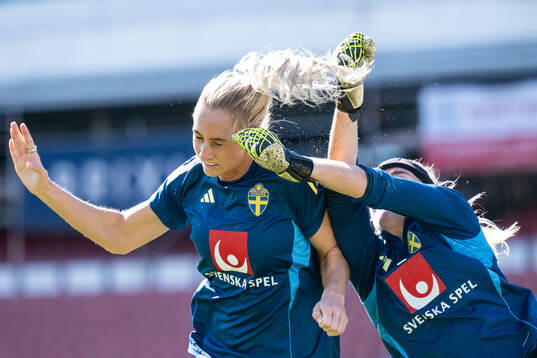 Ellen Wangerheim and goalkeeper Emma Holmgren
