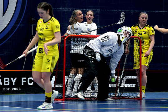 Täbys Hanna Nordstrand och Isabel Balzano jublar