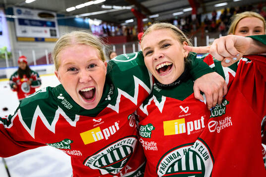 Frölundas Julia Pehrsson och Ella Thorbard jublar