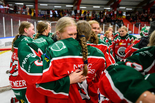 Frölundas Julia Pehrsson jublar med Elvira Lindén