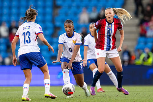 Grace Geyoro of France and Synne Sofie Kinden Jensen of