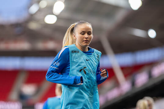 Anna Langås Jøsendal of Norway warms up