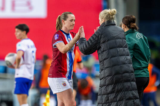 Elisabeth Terland and head coach Gemma Grainger of Norway