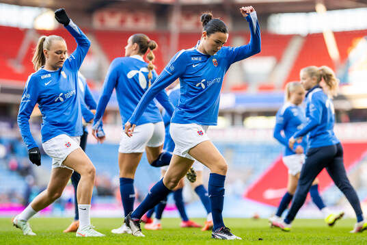 Frida Maanum and Ingrid Syrstad Engen of Norway warm up