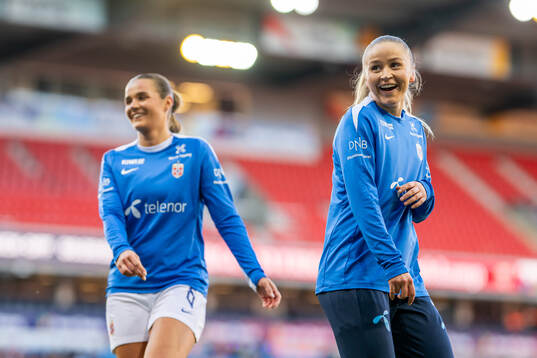 Andrea Norheim and Anna Langås Jøsendal of Norway warm up