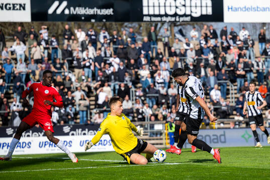 Landskronas Edi Sylisufaj mot Utsiktens målvakt Jakub