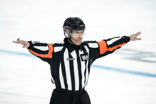 Domare Tobias Björk dömmer bort 2-2