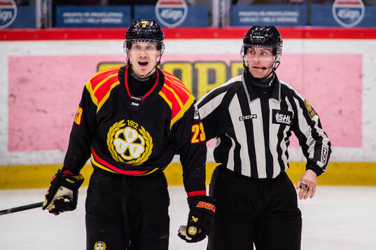 Brynäs Oskar Lindblom reagerar