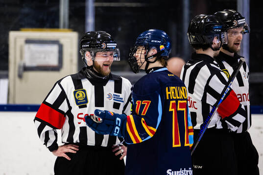 Huvuddomare Filip Bohm i samtal med Djurgårdens Viktor