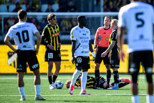 Häckens Silas Andersen ser Simon Gustafson som har ont