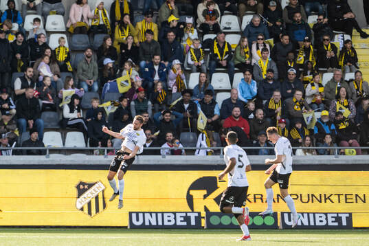 Mjällbys Axel Norén jublar