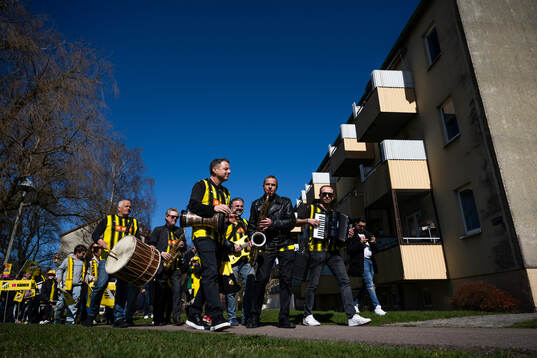 Bandet Andra Generationen spelar när häckensupportrar