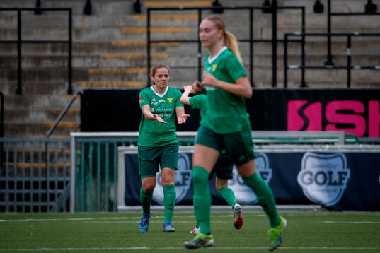 Team TGs Sarah Mellouk gör 2-1 och jublar