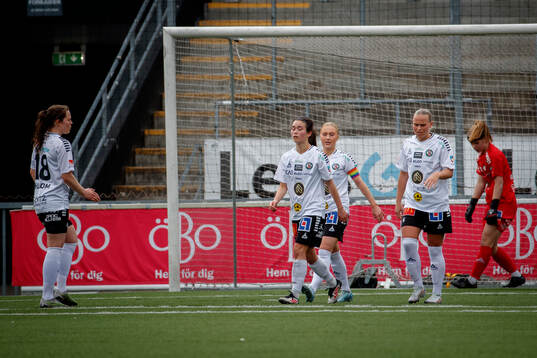 Örebro SKs Ida Ahlbom, Agnes Hedman, Molly Wiklander och