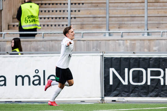 Brommapojkarnas Anton Kurochkin jublar