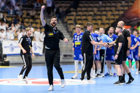 Sävehofs tränare Linus Ekman jublar