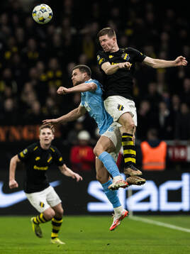Malmö FFs Gabriel Busanello och AIKs Mads Døhr Thychosen