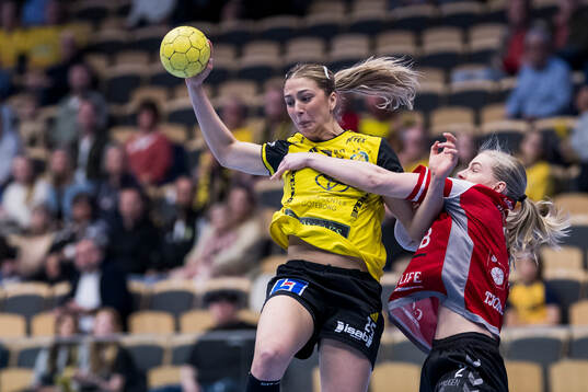 Sävehofs Emma Mihailovic och H65 Höörs Emma Jönsson
