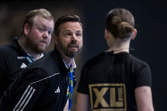 Sävehofs Henrik Signell i samtal med domare Alice Watson