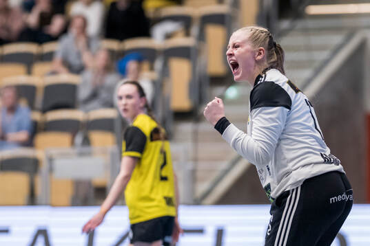 Sävehofs målvakt Line Bergfeldt jublar