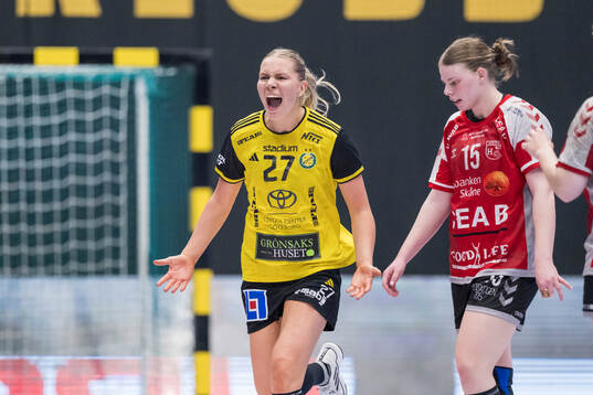 Sävehofs Thea Kylberg jublar och H65 Höörs Ebba Leo