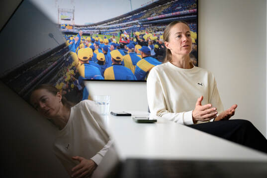 Häckens Aivi Luik blir intervjuad
