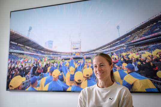 Häckens Aivi Luik blir intervjuad