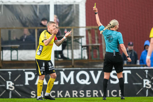 Elfsborgs Sebastian Holmen tilldelas gult kort