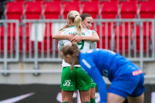 Hammarbys Cathinka Tandberg jublar med Vilde Hasund